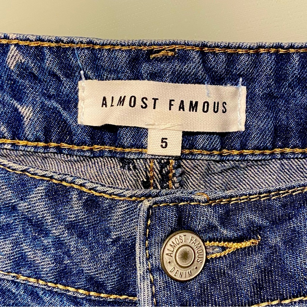 Almost Famous wide leg distressed Jeans size 5